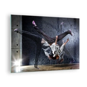 Cuadro sobre vidrio - Impresiones sobre Vidrio - Danza dinámica con el telón de fondo de una pared industrial. - 70x50cm - Estrella de la calle - Decoración de pared moderna para salón y dormitorio ARTTOR