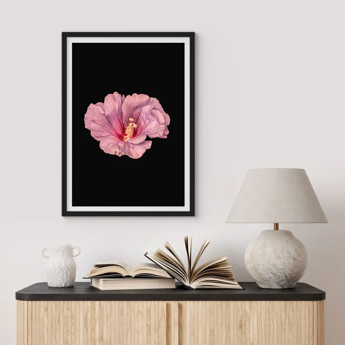 Póster en marco negro - Delicada flor de hibisco rosa sobre fondo negro. - 50x70cm - Directo al corazón - Decoración de pared moderna para salón y dormitorio ARTTOR