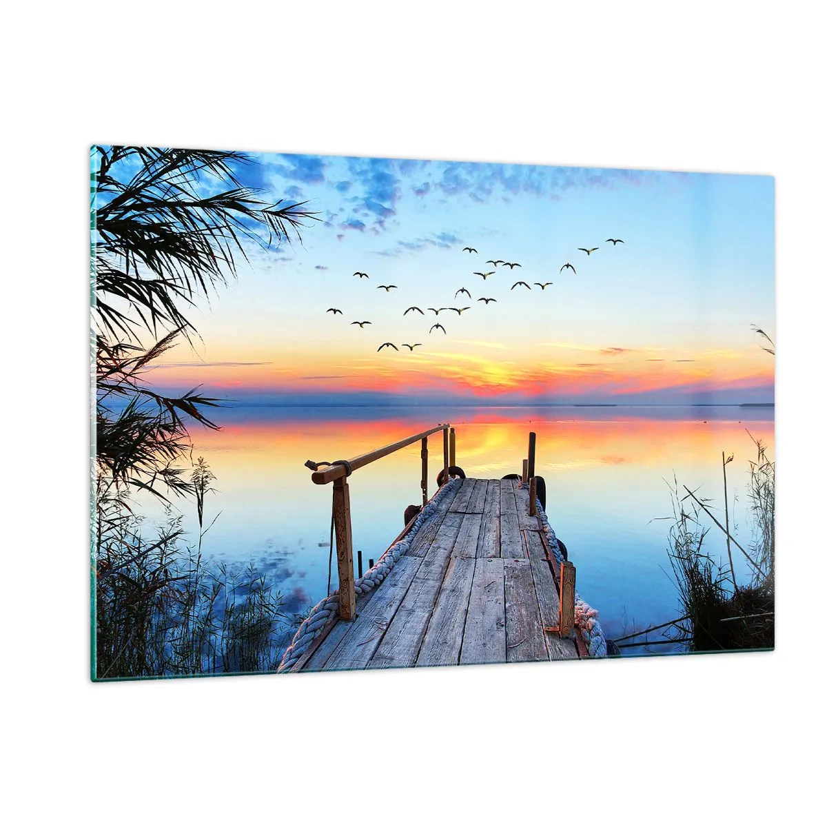 Cuadro sobre vidrio - Impresiones sobre Vidrio - Un embarcadero de madera sobre un lago al atardecer con una bandada de pájaros volando sobre él. - 120x80cm - Es hora de volver... - Decoración de pared moderna para salón y dormitorio ARTTOR