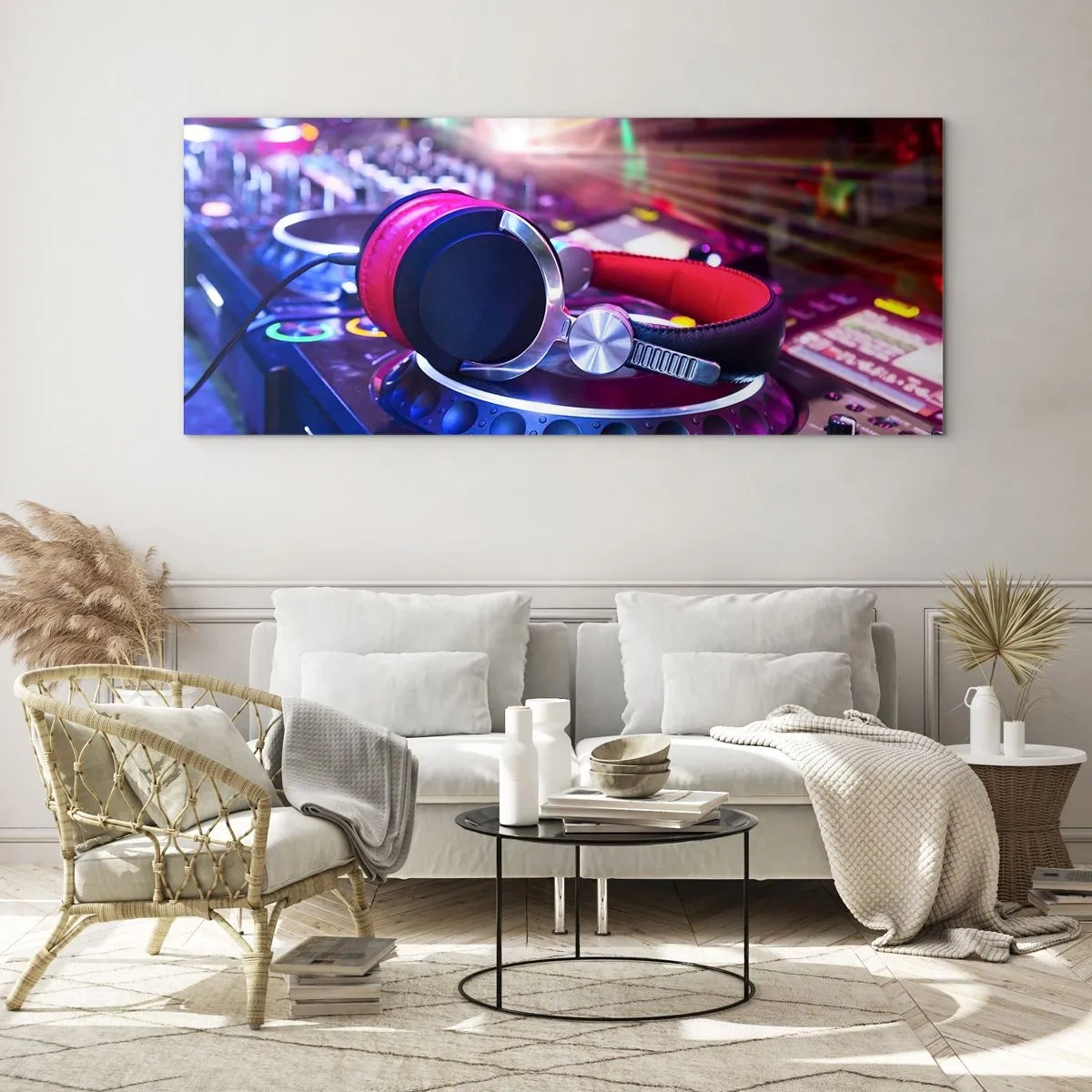 Cuadro sobre vidrio - Impresiones sobre Vidrio - Auriculares de DJ en una consola iluminada por focos en una fiesta - 120x50cm - Empieza la fiesta - Decoración de pared moderna para salón y dormitorio ARTTOR