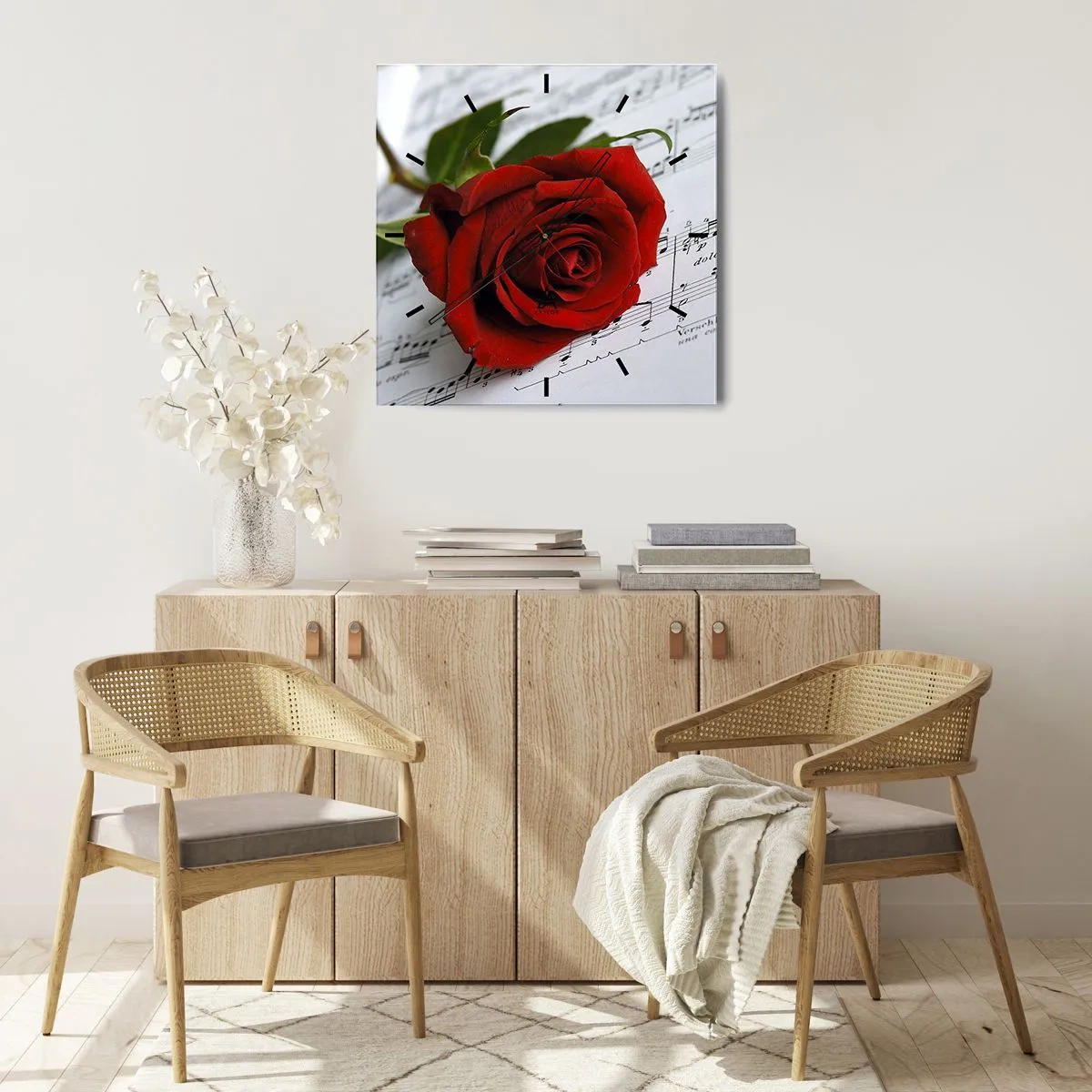 Reloj de pared - Reloj de vidrio - Una rosa roja sobre un fondo de notas musicales sobre papel blanco. - 30x30cm - La música de los sentimientos en escarlata - Decoración de pared moderna para salón y dormitorio ARTTOR