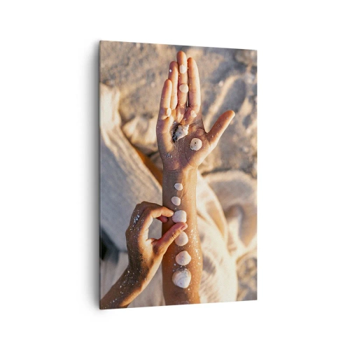 Cuadro sobre lienzo - Impresión de Imagen - Manos con conchas marinas dispuestas sobre el fondo de arena. - 80x120cm - La belleza al alcance de la mano - Decoración de pared moderna para salón y dormitorio ARTTOR