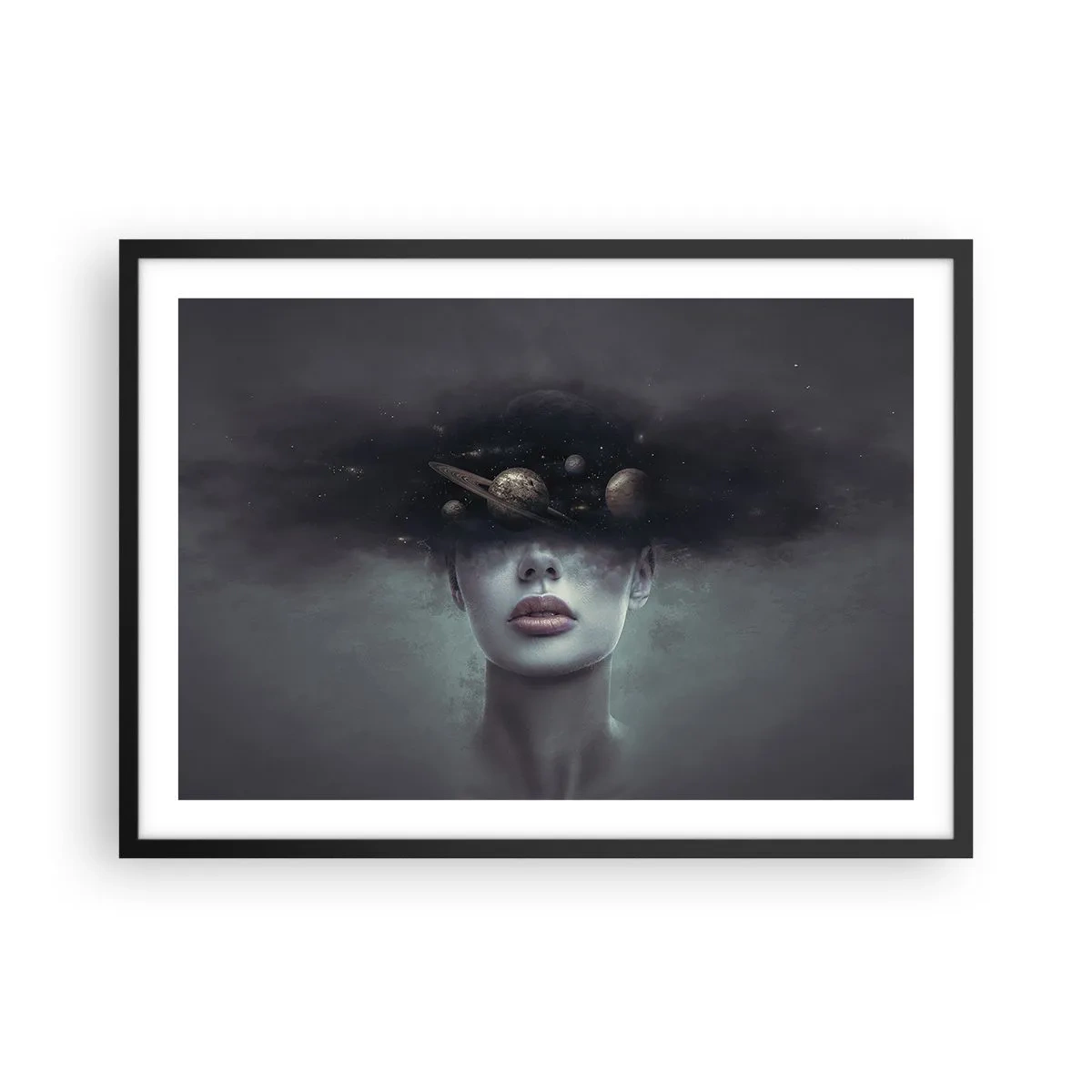 Póster en marco negro - Un rostro de mujer con un motivo de planeta y espacio en el fondo. - 70x50cm - Y los planetas sienten... - Decoración de pared moderna para salón y dormitorio ARTTOR