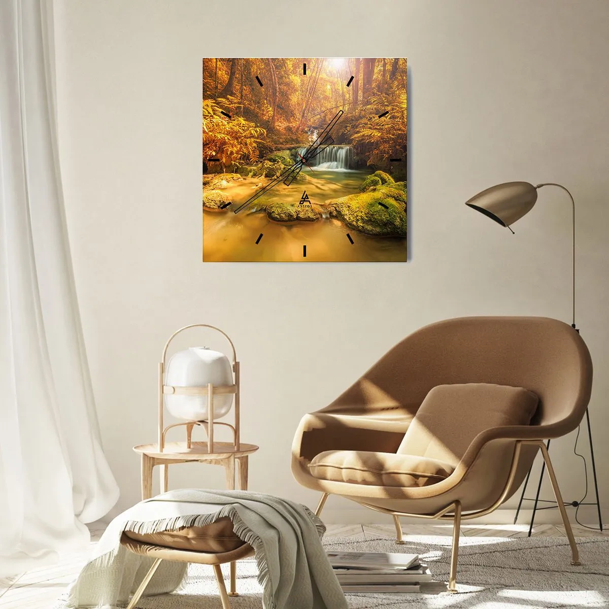Reloj de pared - Reloj de vidrio - Una cascada dorada en un bosque otoñal rodeado de vegetación. - 30x30cm - Cascada forestal en oro - Decoración de pared moderna para salón y dormitorio ARTTOR