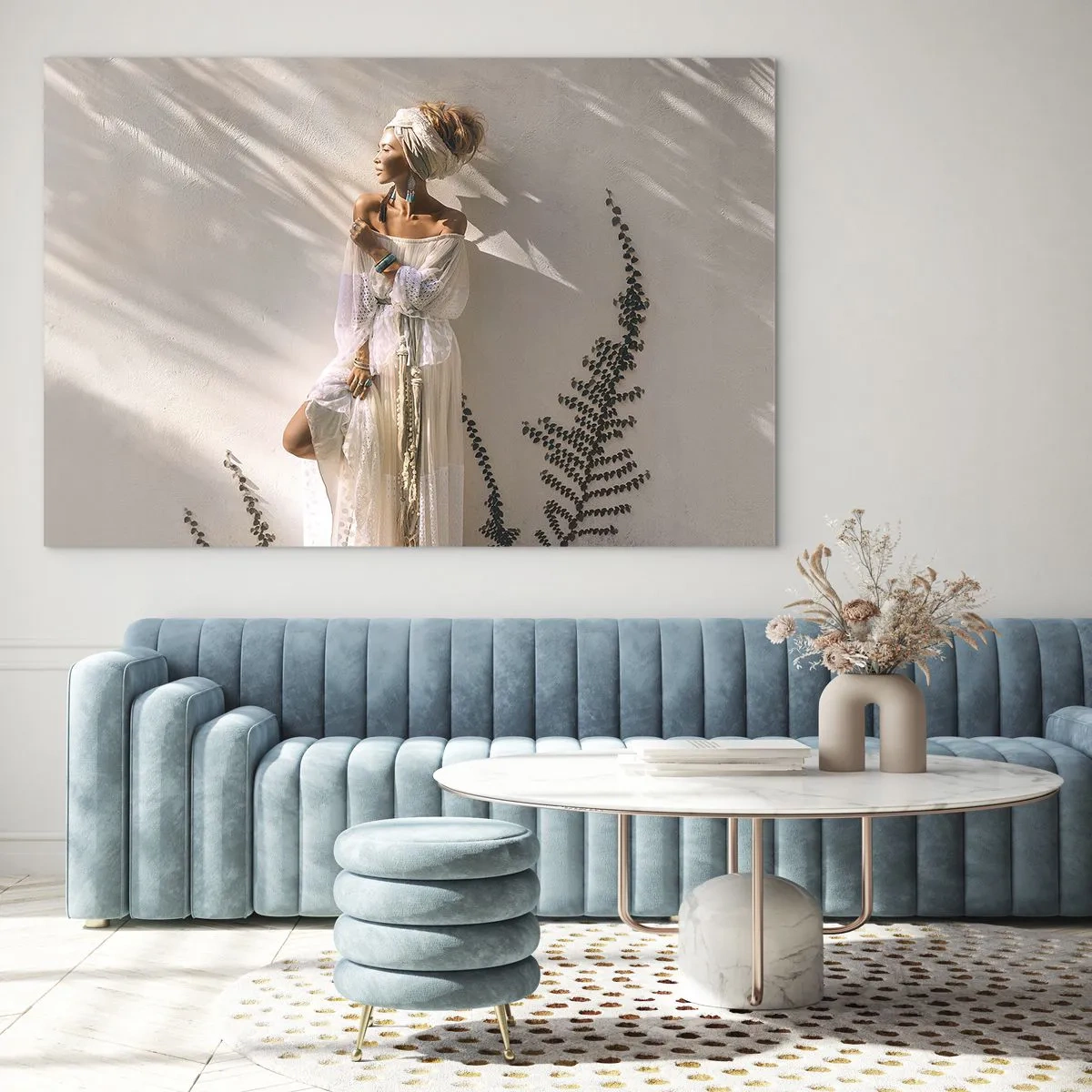 Cuadro sobre vidrio - Impresiones sobre Vidrio - Una mujer con estilo boho sobre el fondo de una pared clara y sombras de plantas. - 70x50cm - El sol y la joven - Decoración de pared moderna para salón y dormitorio ARTTOR