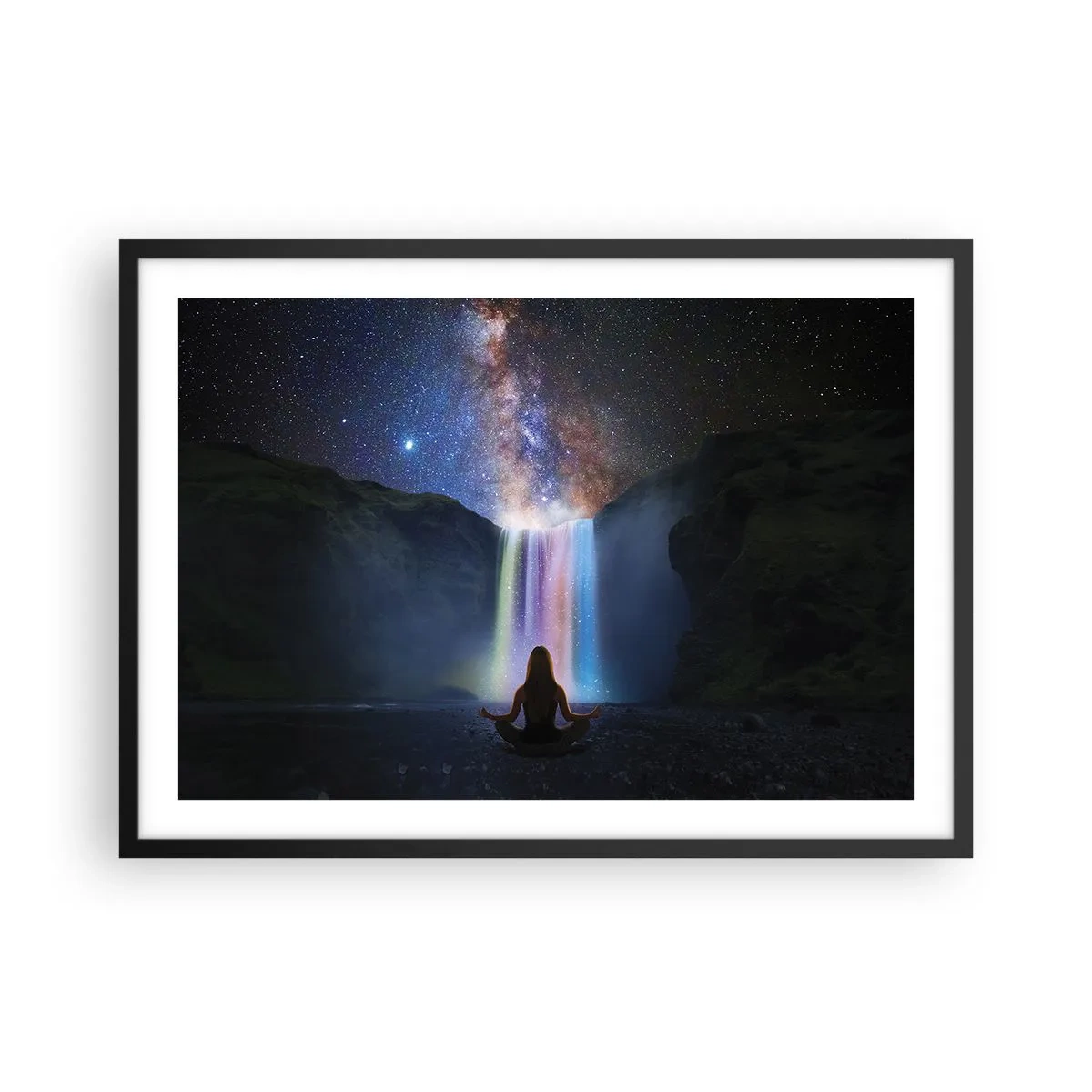 Póster en marco negro - Meditación frente a una cascada entre las estrellas. - 70x50cm - Armonía absoluta - Decoración de pared moderna para salón y dormitorio ARTTOR