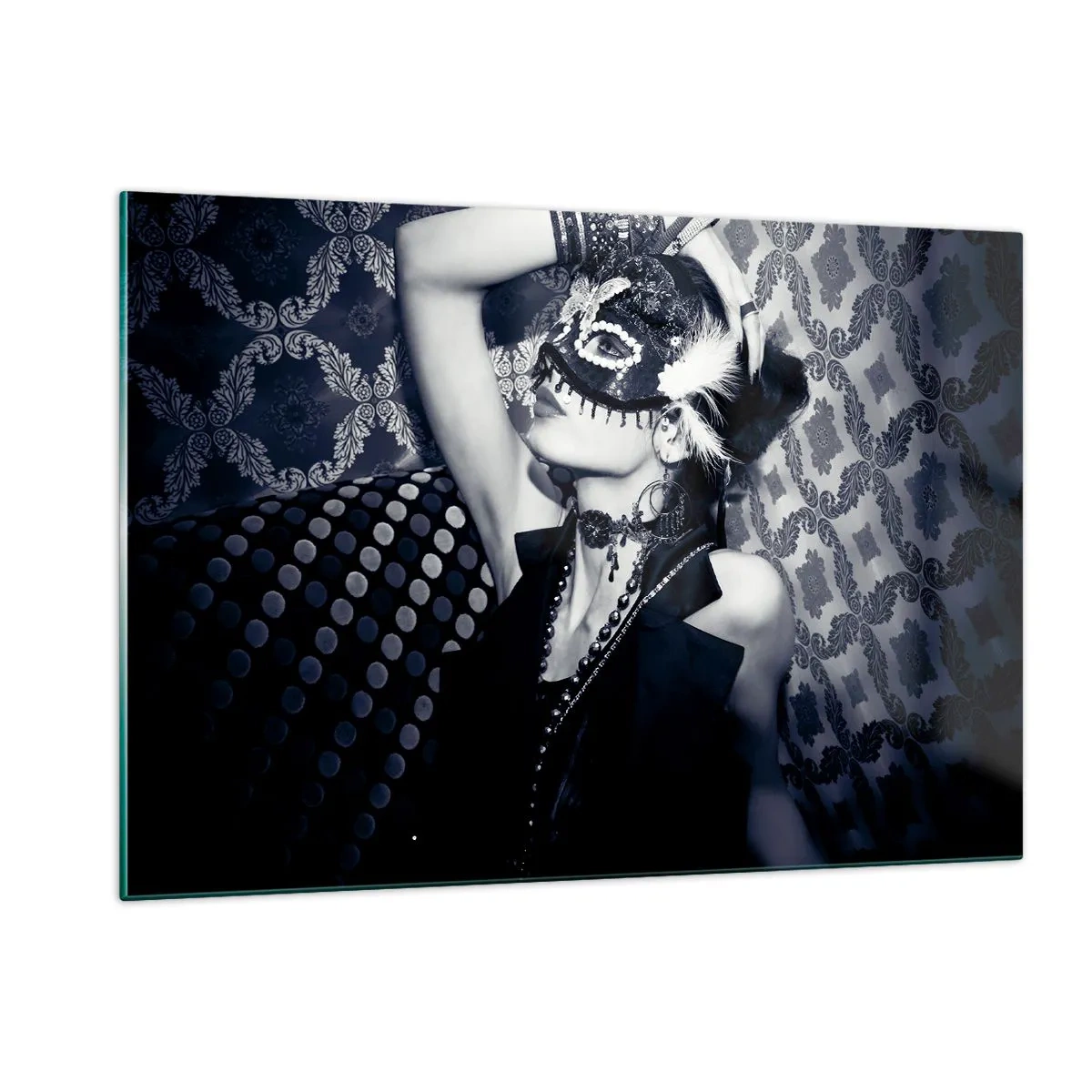 Cuadro sobre vidrio - Impresiones sobre Vidrio - Una figura enmascarada contra una pared estampada en tonos blanco y negro. - 120x80cm - Decoraciones, adornos, patrones... - Decoración de pared moderna para salón y dormitorio ARTTOR