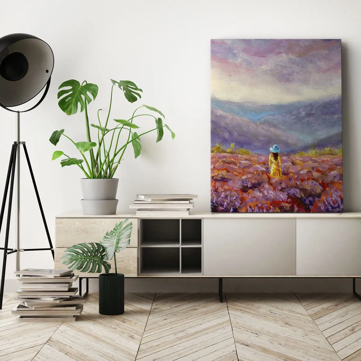 Cuadro sobre lienzo - Impresión de Imagen - Una mujer con sombrero caminando por un campo de lavanda. - 50x70cm - En un mundo de lavanda - Decoración de pared moderna para salón y dormitorio ARTTOR