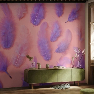 Fotomural Premium Sand - Plumas moradas sobre un fondo rosa pastel - 100x70cm - Un pájaro lila del deseo - Decoración de pared moderna para salón y dormitorio ARTTOR