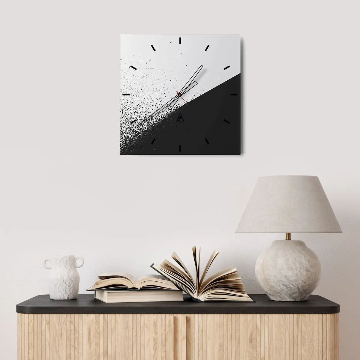 Reloj de pared - Reloj de vidrio - Abstracción minimalista en blanco y negro con puntos dispersos. - 30x30cm - Cada vez más rápido, cada vez más alto - Decoración de pared moderna para salón y dormitorio ARTTOR