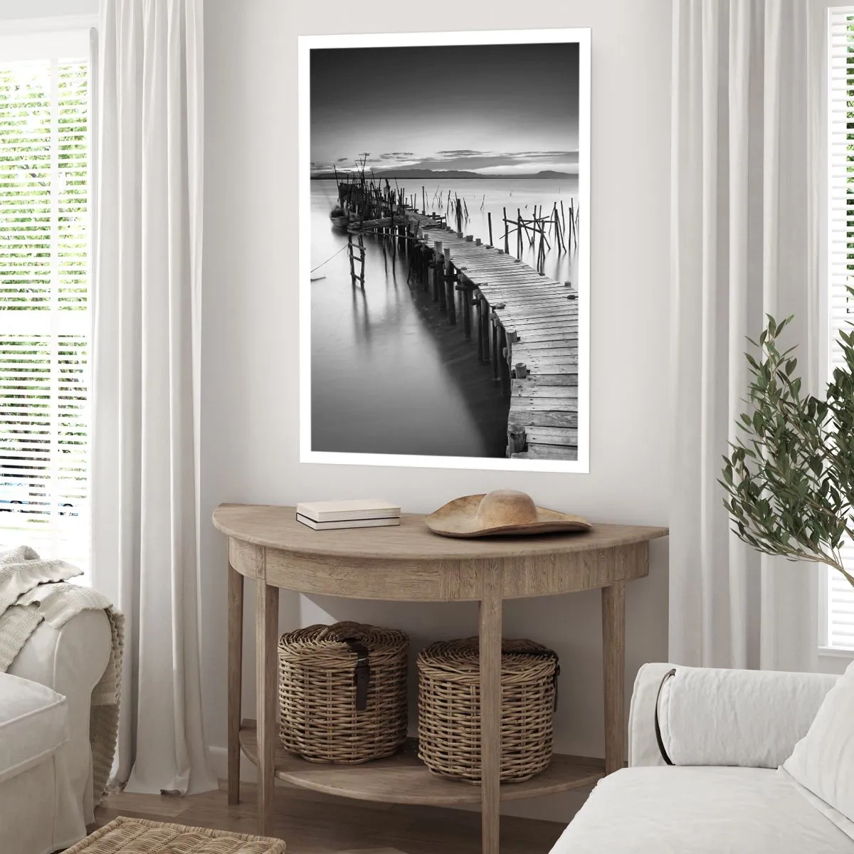 Póster - Un embarcadero de madera en blanco y negro sobre un lago tranquilo. - 50x70cm - La calma de una orilla olvidada - Decoración de pared moderna para salón y dormitorio ARTTOR