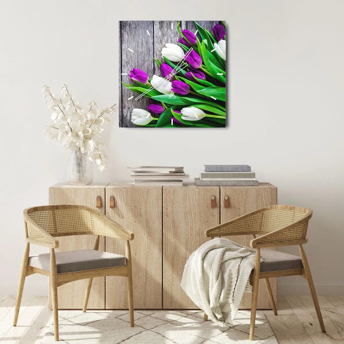 Reloj de pared - Reloj de vidrio - Un ramo de tulipanes morados y blancos sobre un fondo de madera. - 30x30cm - El día de la fiesta de la primavera - Decoración de pared moderna para salón y dormitorio ARTTOR