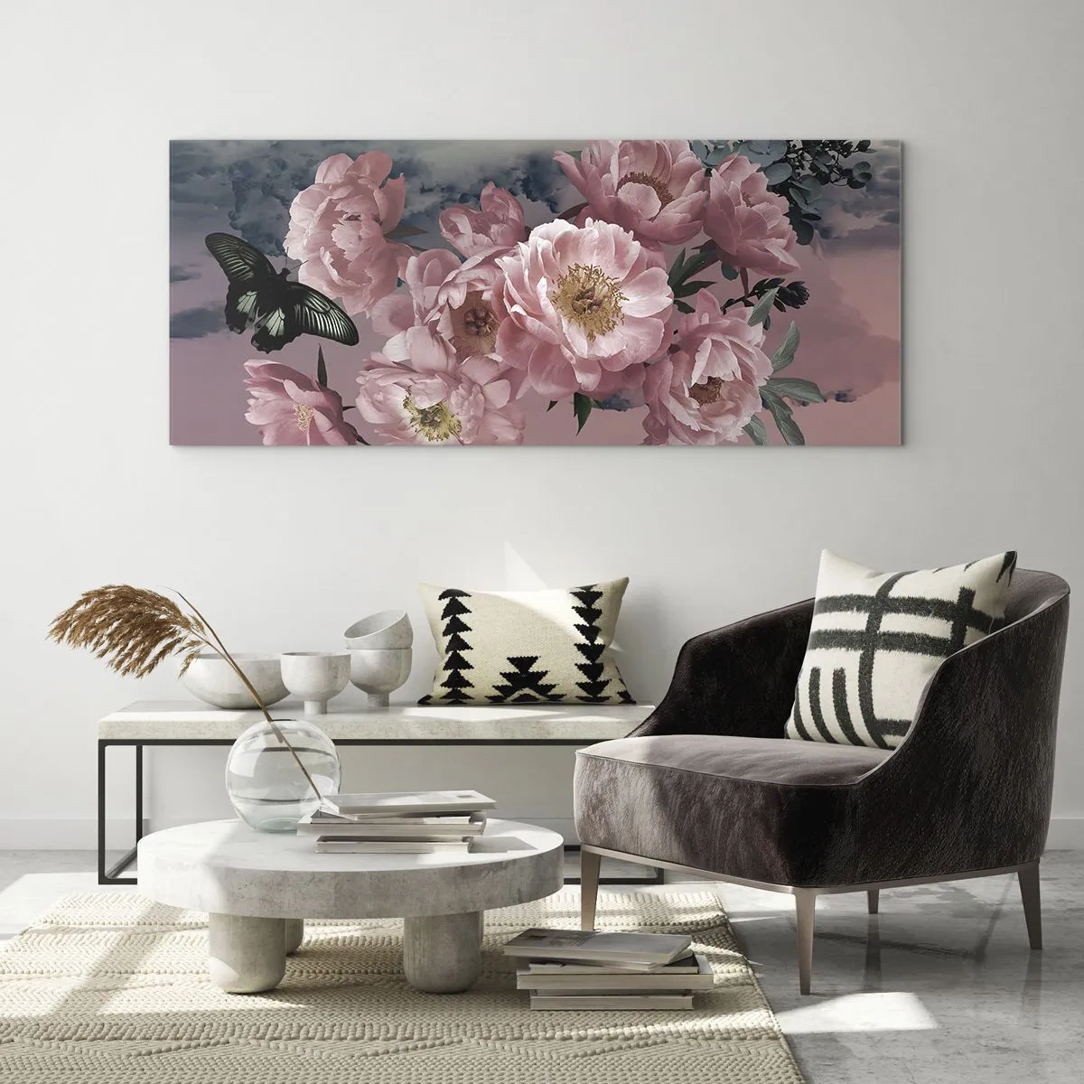 Cuadro sobre vidrio - Impresiones sobre Vidrio - Peonías rosas con una mariposa sobre un fondo pastel. - 160x50cm - La cúspide del romance - Decoración de pared moderna para salón y dormitorio ARTTOR