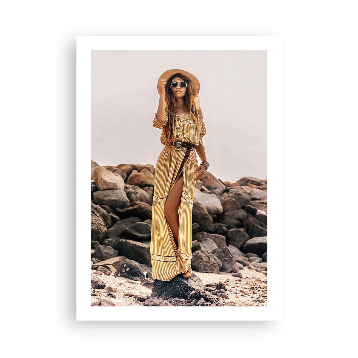 Póster - Mujer elegante con un vestido bohemio frente a un fondo rocoso - 50x70cm - La magia de las piedras - Decoración de pared moderna para salón y dormitorio ARTTOR
