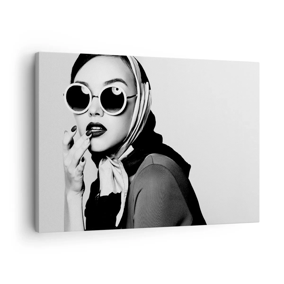 Cuadro sobre lienzo - Impresión de Imagen - Retrato en blanco y negro de una mujer con gafas y pañuelo en la cabeza. - 70x50cm - Saludos desde los años 60 - Decoración de pared moderna para salón y dormitorio ARTTOR