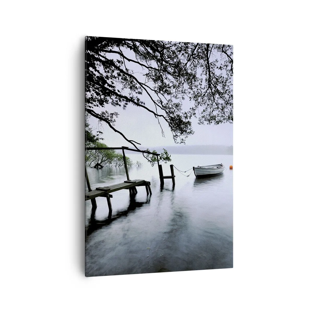 Cuadro sobre lienzo - Impresión de Imagen - Un embarcadero sobre el agua con un barco al fondo rodeado de un paisaje brumoso. - 70x100cm - Ya estás descansando - Decoración de pared moderna para salón y dormitorio ARTTOR