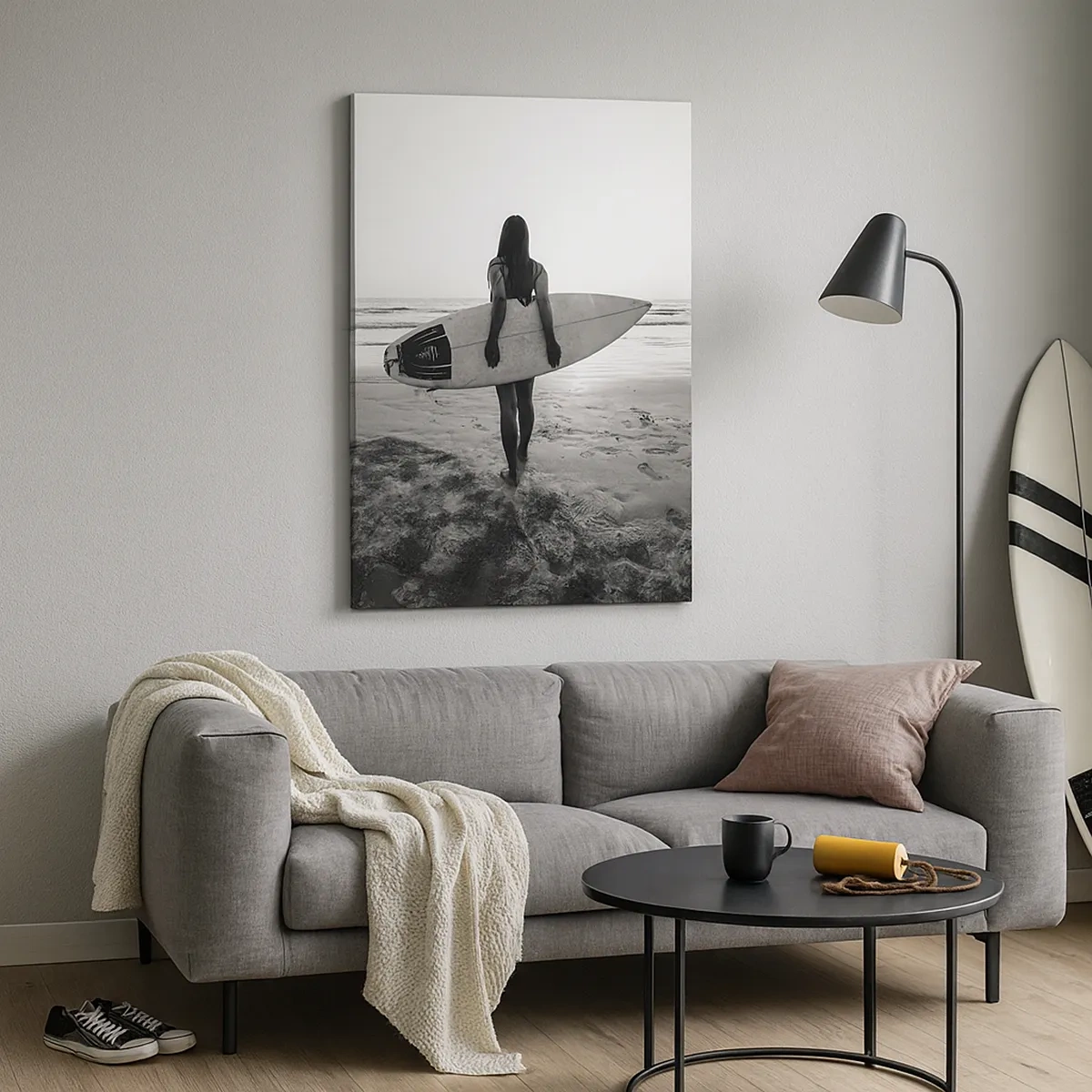 Cuadro sobre lienzo - Impresión de Imagen - Mujer con tabla de surf en la playa en blanco y negro - 50x70cm - Hija de las olas marinas - Decoración de pared moderna para salón y dormitorio ARTTOR