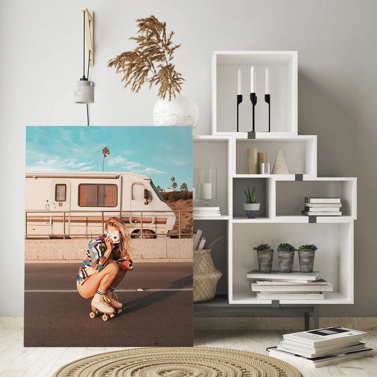 Cuadro sobre vidrio - Impresiones sobre Vidrio - Una chica en patines tomando una foto en un día soleado. - 80x120cm - ¡Sonrían, por favor! - Decoración de pared moderna para salón y dormitorio ARTTOR