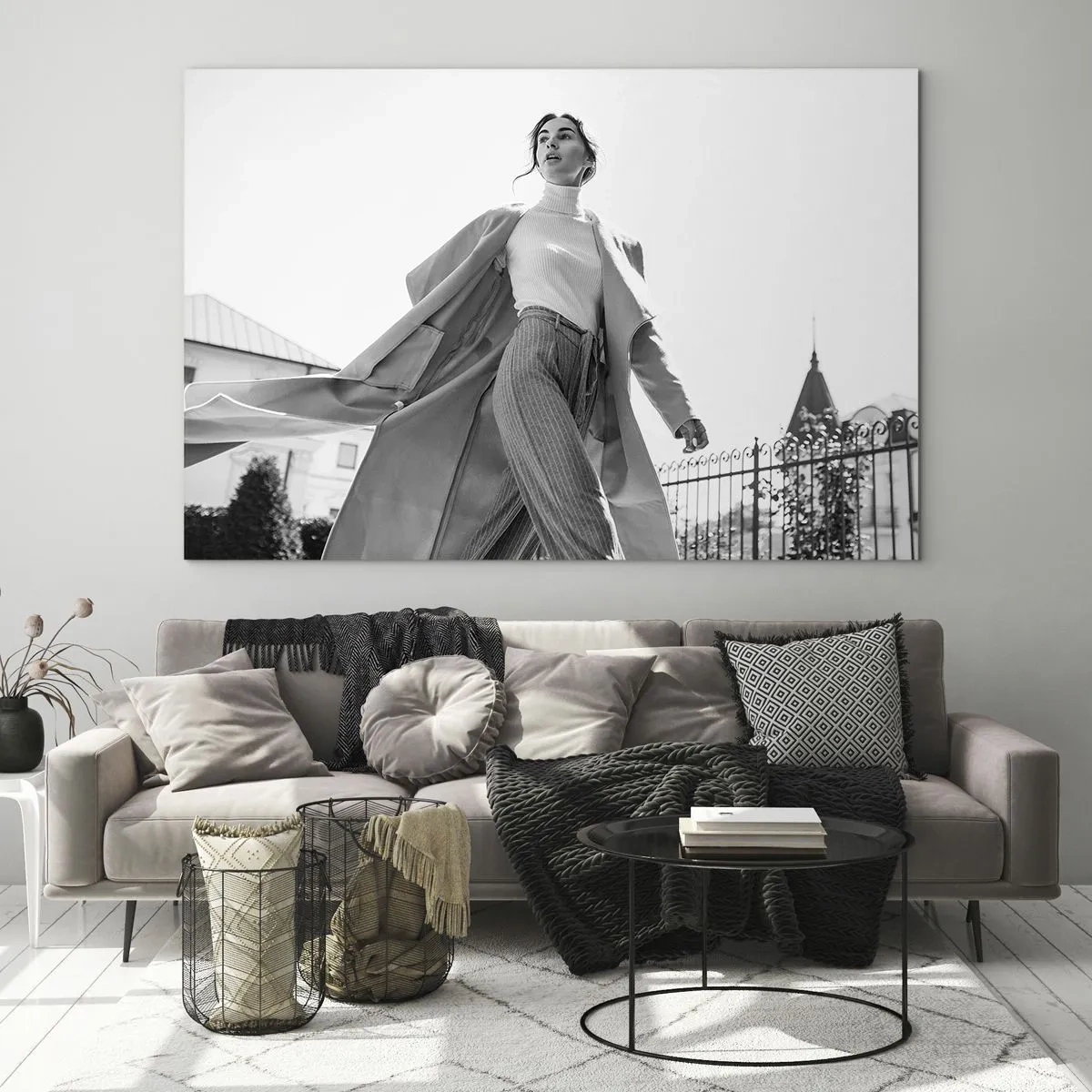 Cuadro sobre vidrio - Impresiones sobre Vidrio - Una mujer elegante en movimiento con la arquitectura urbana como telón de fondo. - 120x80cm - ¿Vienes conmigo? - Decoración de pared moderna para salón y dormitorio ARTTOR