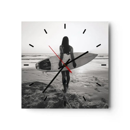 Reloj de pared - Reloj de vidrio - Mujer con tabla de surf en la playa en blanco y negro - 30x30cm - Hija de las olas marinas - Decoración de pared moderna para salón y dormitorio ARTTOR