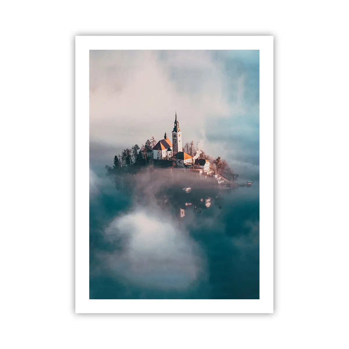 Póster - Una iglesia en una isla rodeada de niebla y agua. - 50x70cm - Isla de los sueños - Decoración de pared moderna para salón y dormitorio ARTTOR