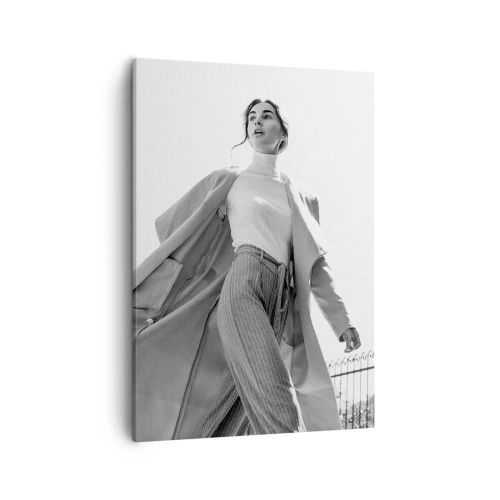 Cuadro sobre lienzo - Impresión de Imagen - Mujer elegante con abrigo frente a un fondo arquitectónico en blanco y negro - 50x70cm - ¿Vienes conmigo? - Decoración de pared moderna para salón y dormitorio ARTTOR
