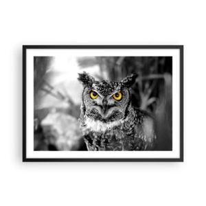 Póster en marco negro - Una fotografía en blanco y negro de un búho con ojos amarillos. - 70x50cm - Nada se puede ocultar - Decoración de pared moderna para salón y dormitorio ARTTOR