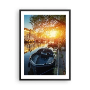 Póster en marco negro - Canal con barco al atardecer - 50x70cm - Mañana en Ámsterdam - Decoración de pared moderna para salón y dormitorio ARTTOR