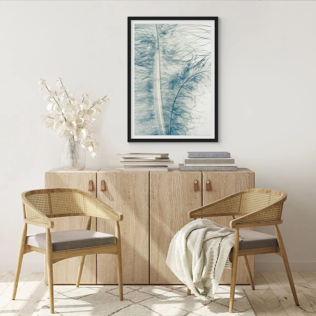 Póster en marco negro - Una delicada pluma en sutiles tonos de azul. - 50x70cm - Susurro de la naturaleza - Decoración de pared moderna para salón y dormitorio ARTTOR