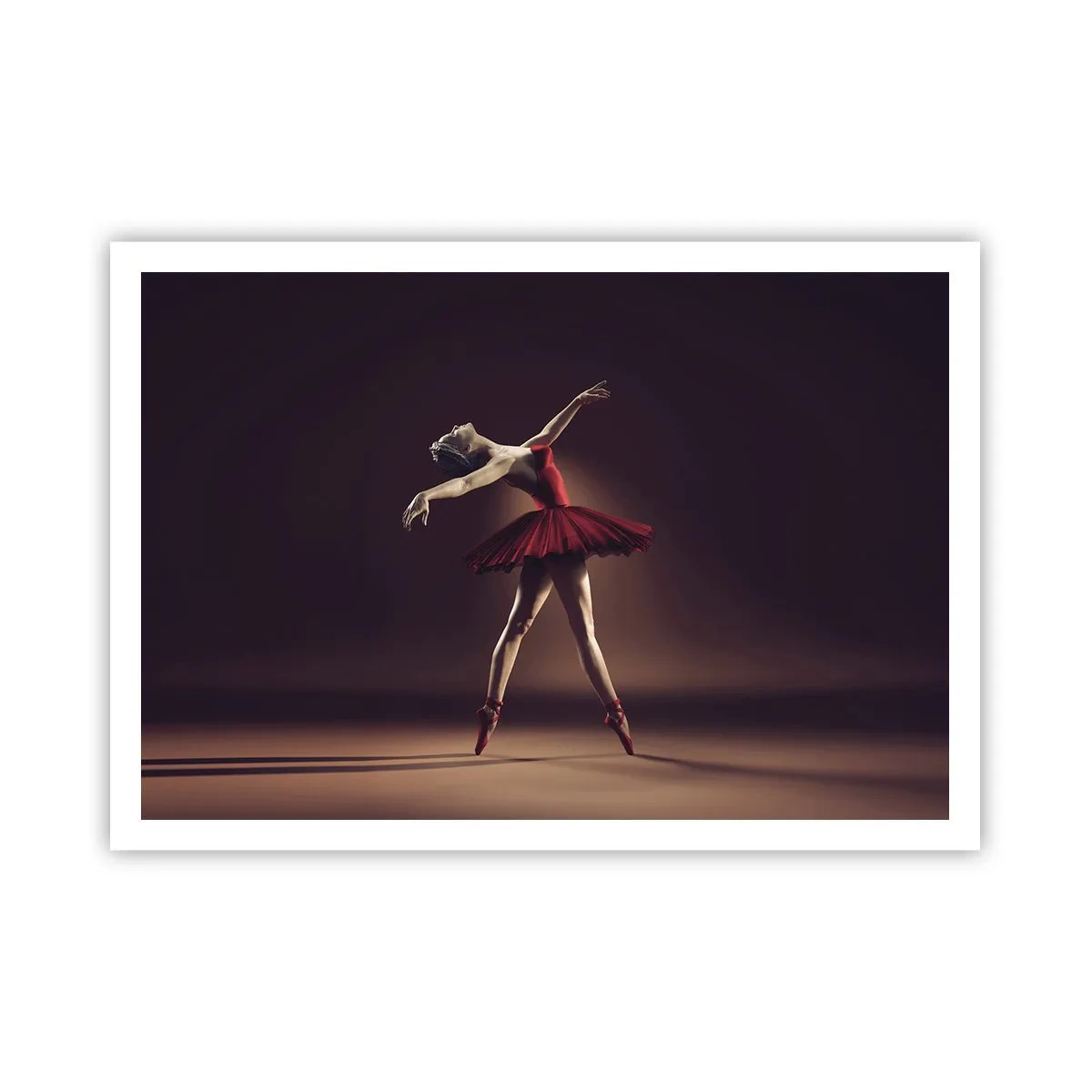 Póster - Una bailarina de ballet con un vestido rojo frente a un escenario de fondo. - 100x70cm - Primera bailarina - Decoración de pared moderna para salón y dormitorio ARTTOR