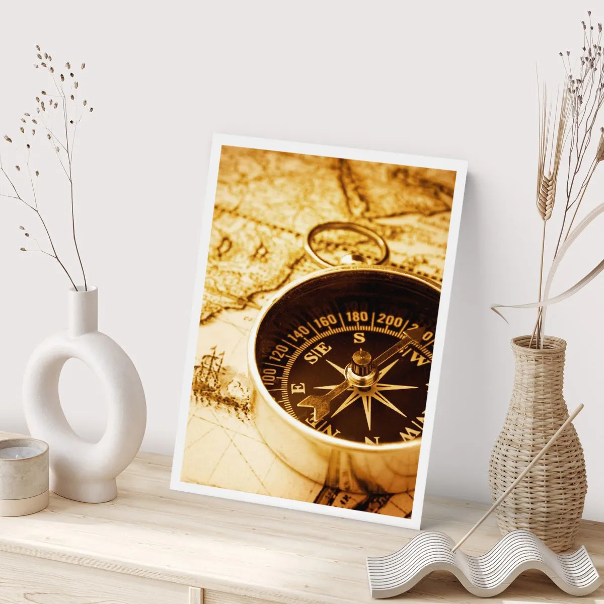 Póster - Una brújula sobre un fondo de mapa en tonos sepia - 50x70cm - ¿Este u Oeste? - Decoración de pared moderna para salón y dormitorio ARTTOR