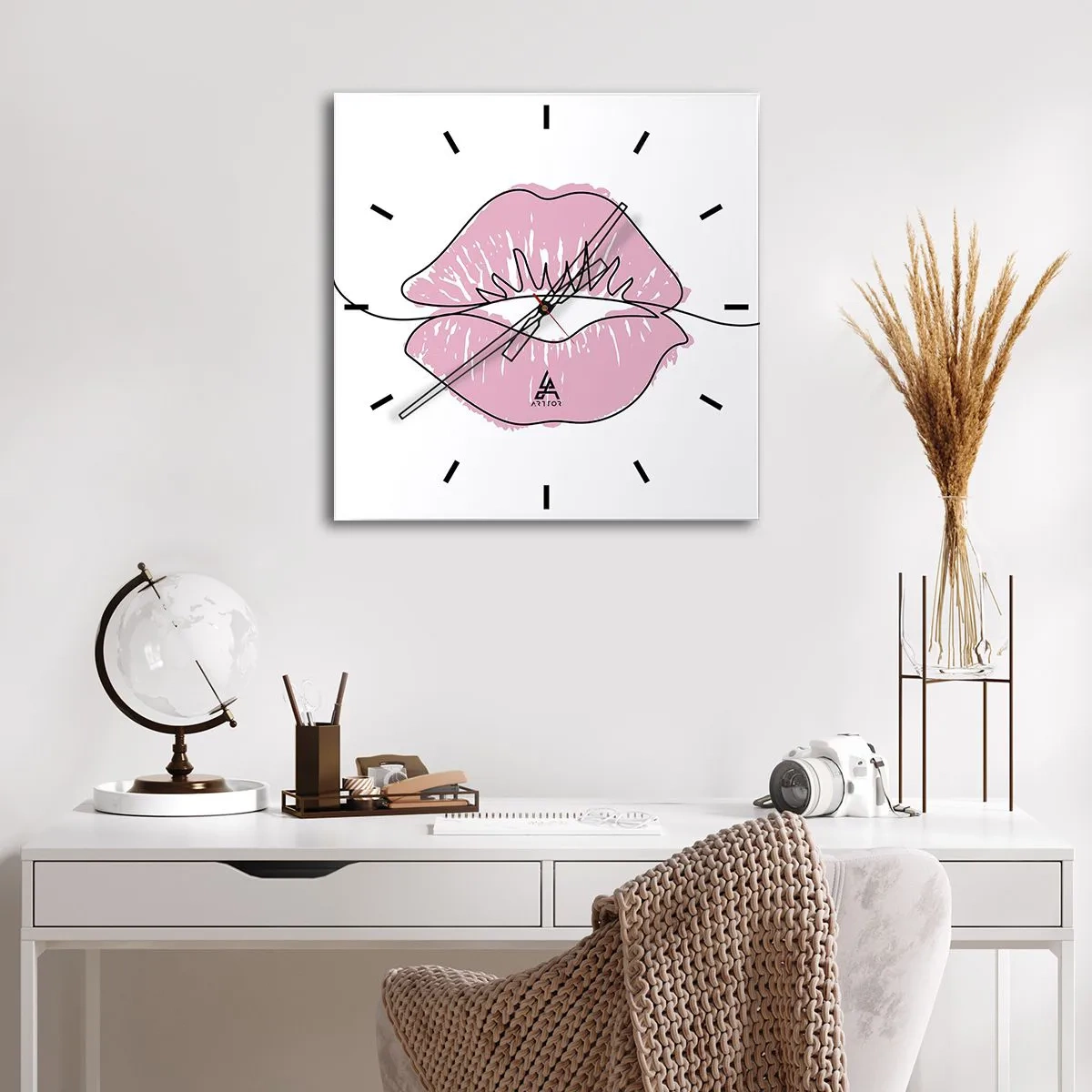 Reloj de pared - Reloj de vidrio - Dibujo de labios minimalista en tono rosa. - 30x30cm - ¿Listo para un beso? - Decoración de pared moderna para salón y dormitorio ARTTOR
