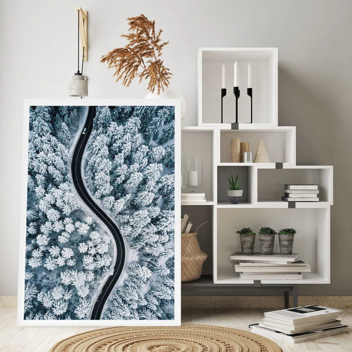 Póster - Un pintoresco camino entre árboles cubiertos de nieve a vista de pájaro. - 50x70cm - A través de un bosque invernal - Decoración de pared moderna para salón y dormitorio ARTTOR
