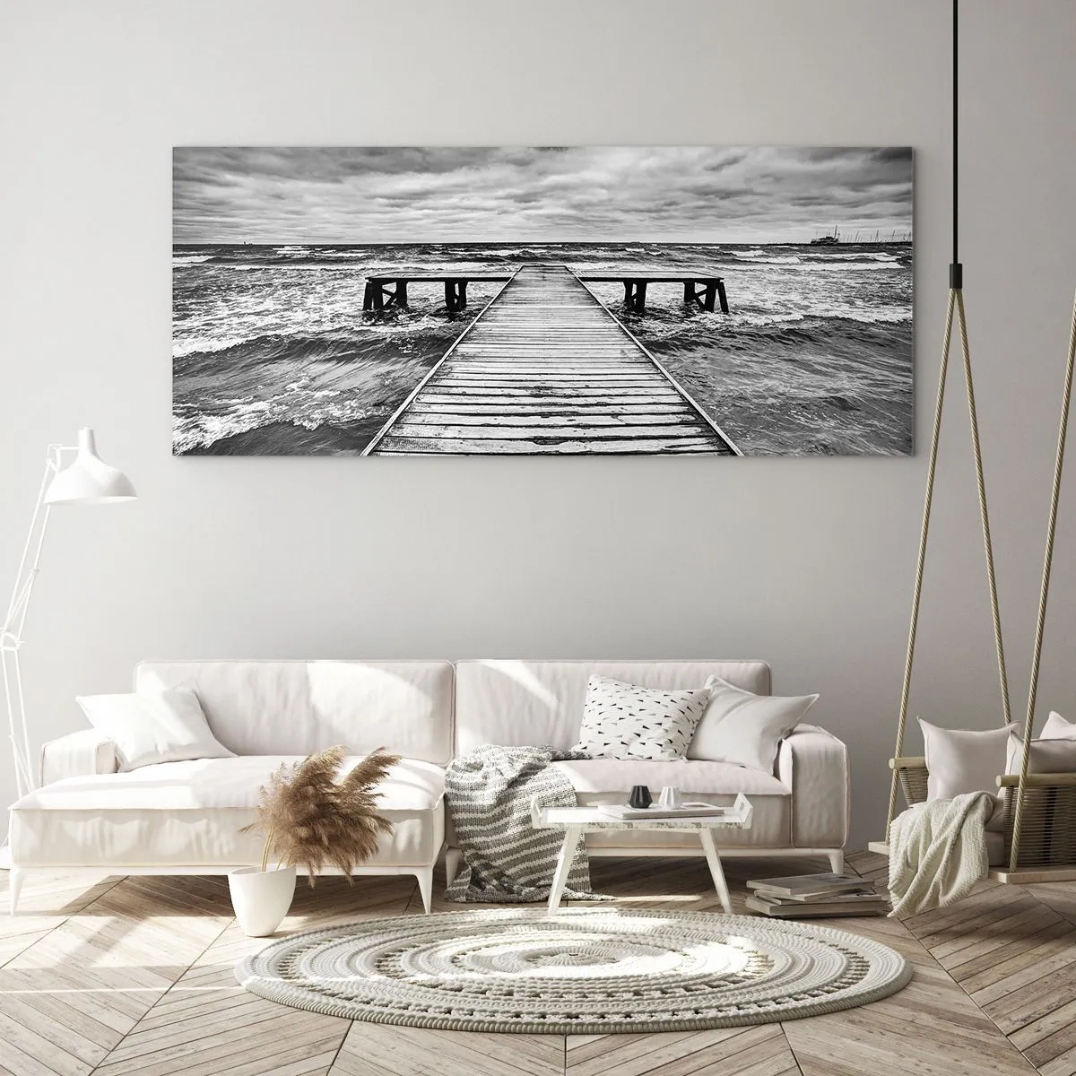Cuadro sobre vidrio - Impresiones sobre Vidrio - Una vista en blanco y negro de un embarcadero de madera sobre un mar tempestuoso. - 160x50cm - Estoy esperando que sople el viento... - Decoración de pared moderna para salón y dormitorio ARTTOR