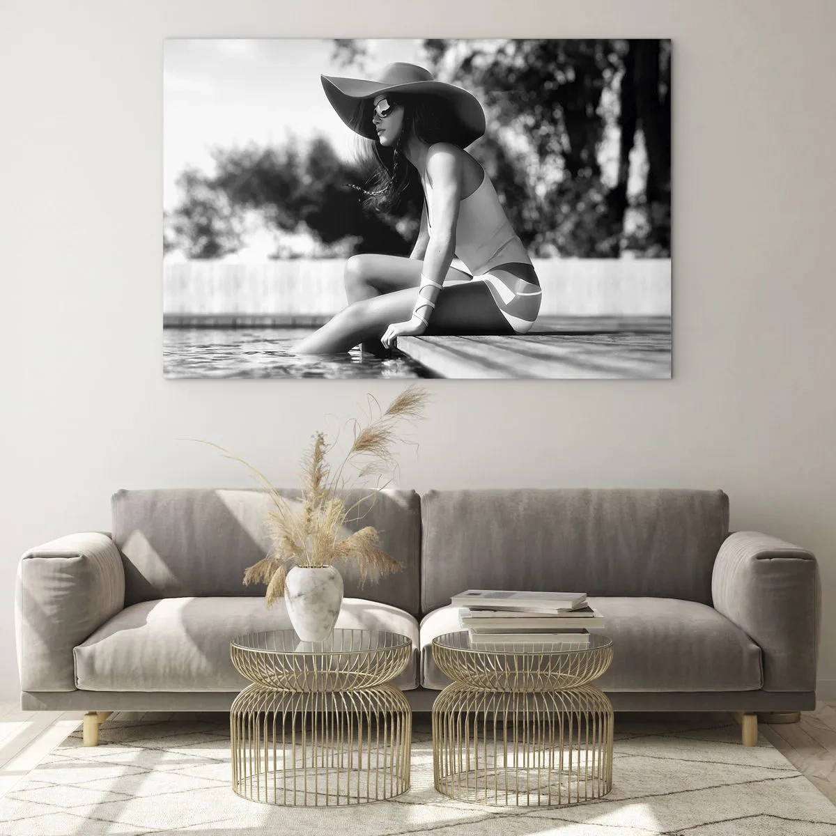 Cuadro sobre vidrio - Impresiones sobre Vidrio - Mujer con sombrero sentada junto a la piscina en blanco y negro - 100x70cm - Un sueño de verano - Decoración de pared moderna para salón y dormitorio ARTTOR