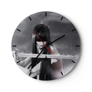 Reloj de pared - Reloj de vidrio - Mujer con una espada bajo la lluvia con un fondo dramático - 30x30cm - Hermosa y peligrosa - Decoración de pared moderna para salón, cocina y dormitorio ARTTOR