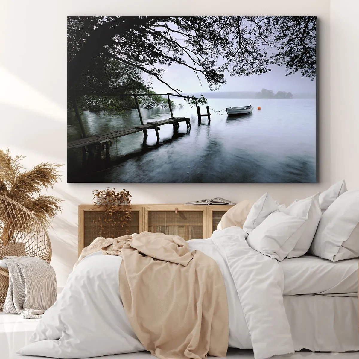 Cuadro sobre lienzo - Impresión de Imagen - Un embarcadero sobre el agua con un barco al fondo rodeado de un paisaje brumoso. - 70x50cm - Ya estás descansando - Decoración de pared moderna para salón y dormitorio ARTTOR