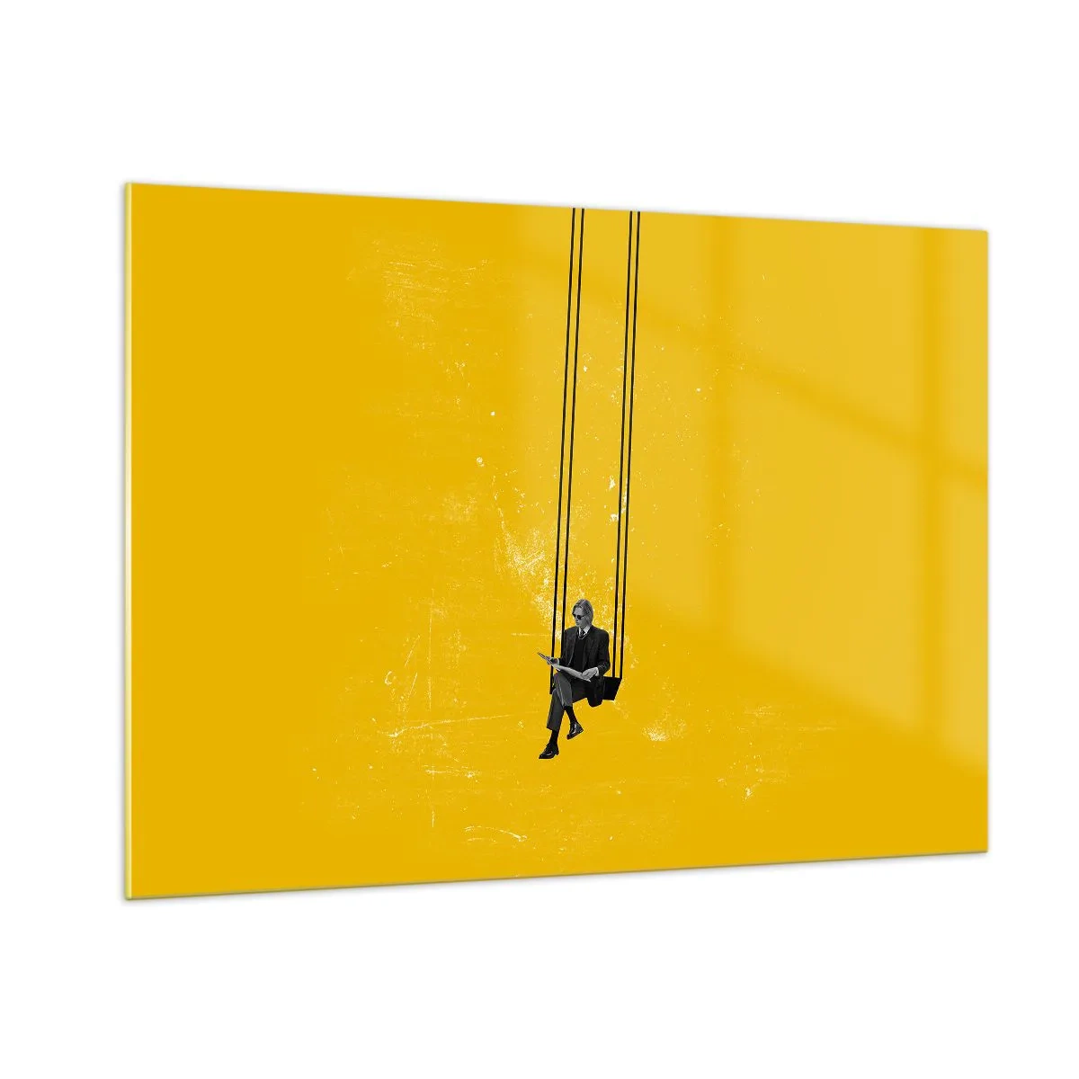 Cuadro sobre vidrio - Impresiones sobre Vidrio - Una figura en un columpio colgando sobre un fondo amarillo. - 100x70cm - Un día como cualquier otro - Decoración de pared moderna para salón y dormitorio ARTTOR