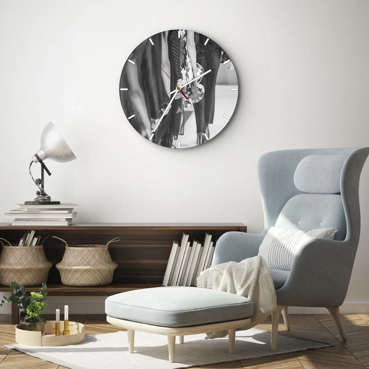 Reloj de pared - Reloj de vidrio - Siluetas en blanco y negro de modelos con atuendos elegantes. - 30x30cm - Un desfile con estilo - Decoración de pared moderna para salón, cocina y dormitorio ARTTOR