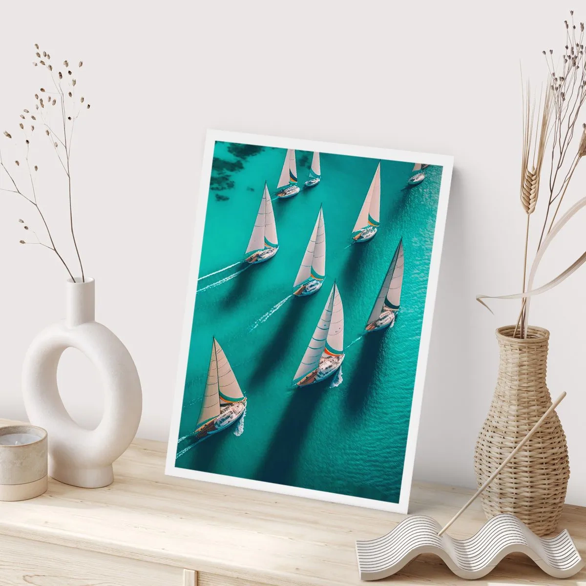 Póster - Regata de vela en aguas turquesas - 50x70cm - En competición con el viento - Decoración de pared moderna para salón y dormitorio ARTTOR