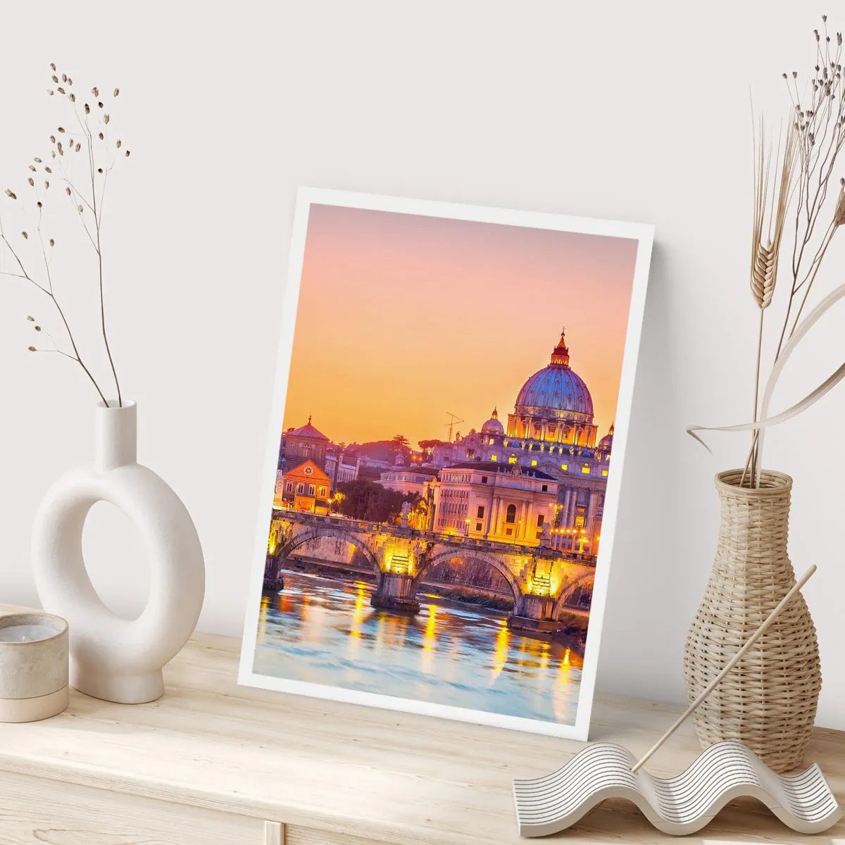 Póster - Puesta de sol sobre el puente y la basílica con luces en Roma - 50x70cm - Crepúsculo sobre la Ciudad Eterna - Decoración de pared moderna para salón y dormitorio ARTTOR