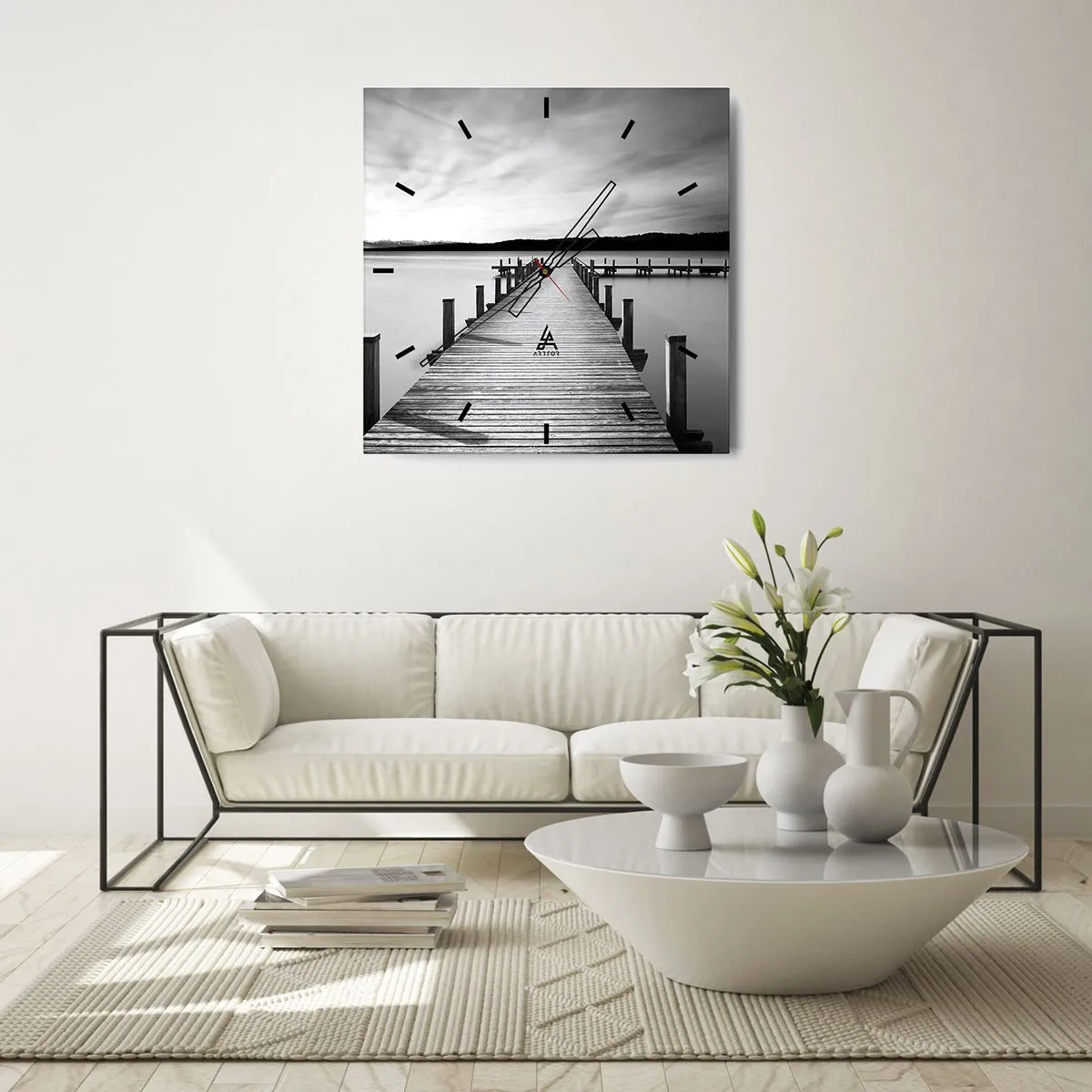 Reloj de pared - Reloj de vidrio - Un embarcadero blanco y negro en un lago tranquilo. - 30x30cm - En el lago de la paz - Decoración de pared moderna para salón y dormitorio ARTTOR