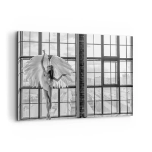 Cuadro sobre lienzo - Impresión de Imagen - Una mujer con alas de ángel contra el fondo de una ventana del loft. - 120x80cm - ¿Ciudad de los ángeles? - Decoración de pared moderna para salón y dormitorio ARTTOR