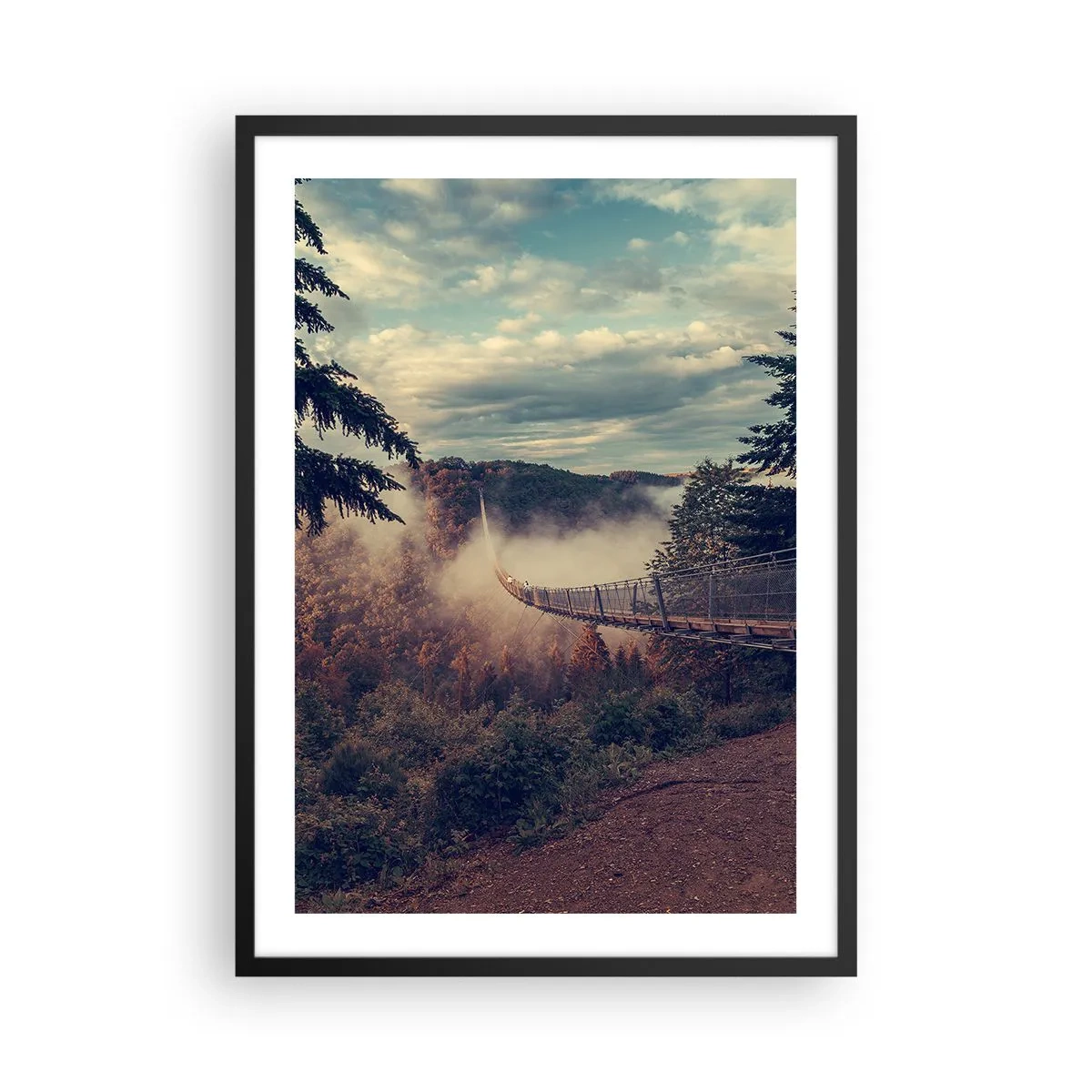 Póster en marco negro - Un puente colgante entre montañas brumosas al atardecer. - 50x70cm - Sobre un bosque otoñal - Decoración de pared moderna para salón y dormitorio ARTTOR