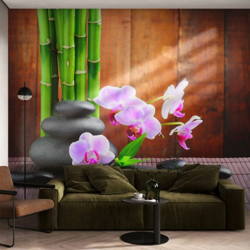 Fotomural Standard Eco - Orquídeas rosas y bambú contra una pared de madera. - 100x70cm - Experimente los placeres de Oriente - Decoración de pared moderna para salón y dormitorio ARTTOR