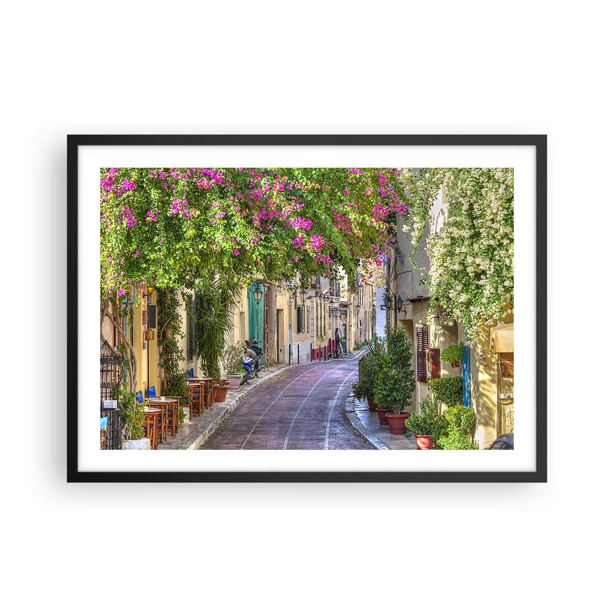 Póster en marco negro - Una calle encantadora con vides en flor y mesas de café. - 70x50cm - Un callejón floreciente - Decoración de pared moderna para salón y dormitorio ARTTOR