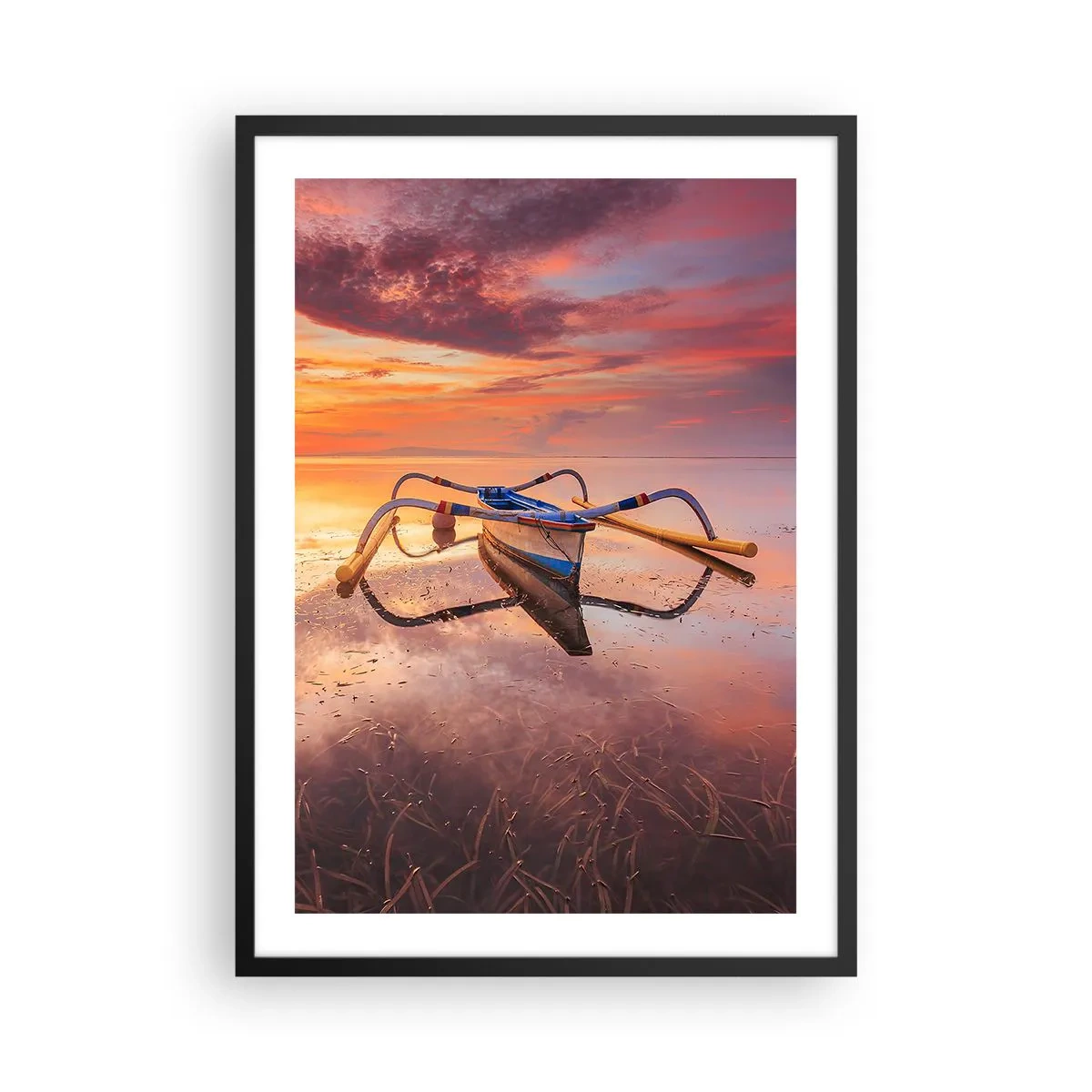 Póster en marco negro - Un barco en el agua durante una pintoresca puesta de sol. - 50x70cm - Calma de una tarde tropical - Decoración de pared moderna para salón y dormitorio ARTTOR