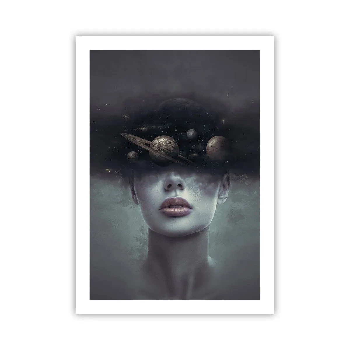 Póster - Misterioso retrato de una mujer con planetas en el espacio. - 50x70cm - Y los planetas sienten... - Decoración de pared moderna para salón y dormitorio ARTTOR