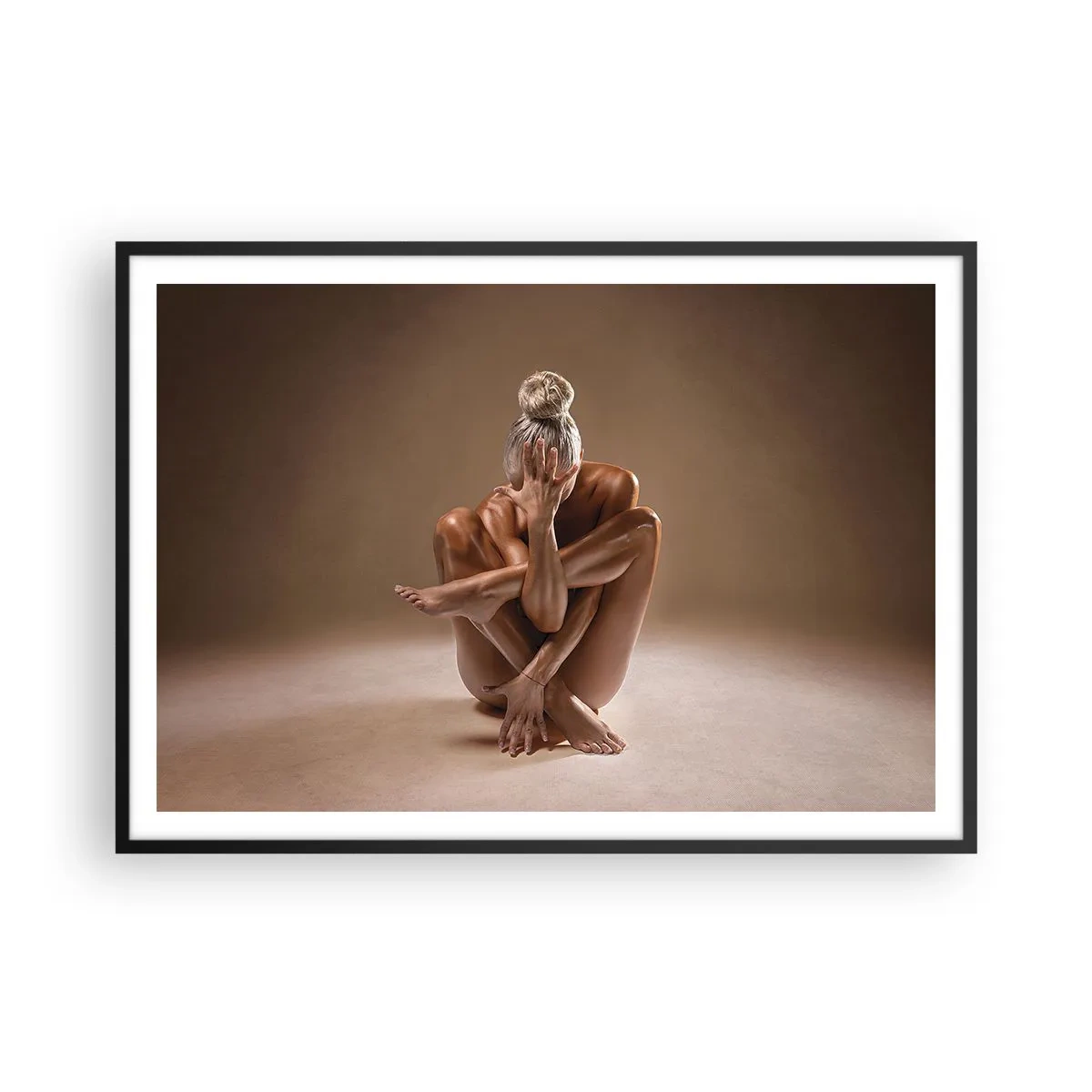 Póster en marco negro - Silueta artística de una mujer sobre un fondo beige. - 100x70cm - Unidad de cuerpo y espíritu - Decoración de pared moderna para salón y dormitorio ARTTOR