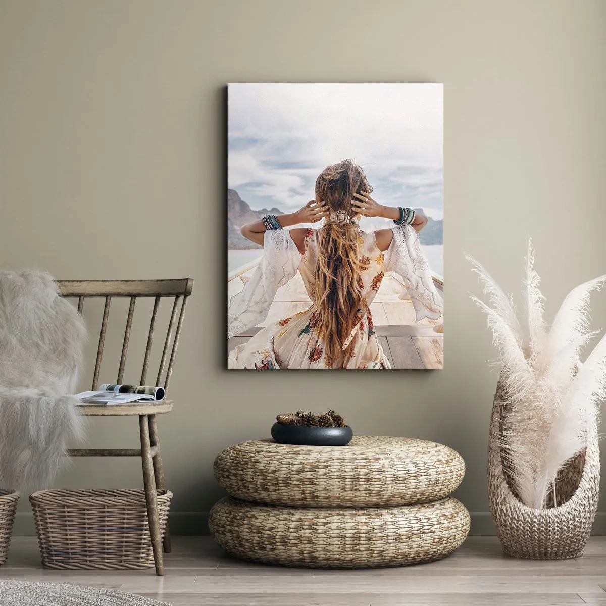 Cuadro sobre lienzo - Impresión de Imagen - Mujer en un barco con vistas a las montañas y al agua, estilo boho - 50x70cm - Rumbo a la felicidad - Decoración de pared moderna para salón y dormitorio ARTTOR